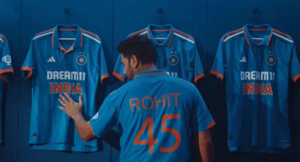 Addidas ने आधिकारिक तौर पर अगले महीने होने वाले आईसीसी वनडे विश्व कप के लिए टीम इंडिया की नई जर्सी रिलीज कर दी है। उत्सुकता से प्रतीक्षित जर्सी की शुरुआत प्रसिद्ध भारतीय गायक रफ़्तार द्वारा प्रस्तुत गीत '3 का ड्रीम' के साथ हुई। यह 'ड्रीम ऑफ 3' अवधारणा उन लाखों प्रशंसकों की आकांक्षाओं का प्रतीक है जो 1983 और 2011 में अपनी जीत के बाद अपनी टीम को तीसरा वनडे विश्व कप खिताब जीतते देखने के लिए उत्सुक हैं।