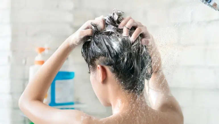 Hair Care Tips-  आइए जानते हैं बालों को धोने के लिए ठंडा या गर्म पानी यूज करना चाहिएं
