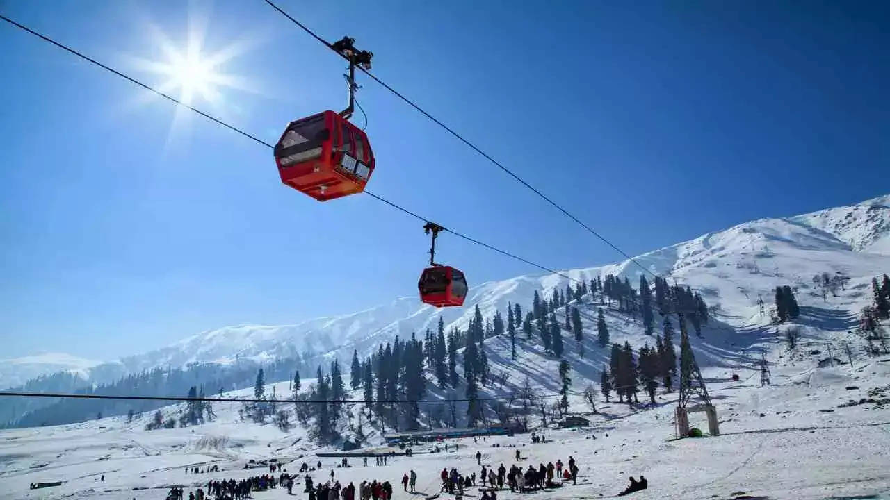 भारत में सबसे मनोरम स्थलों की चर्चा करते समय, कश्मीर हमेशा केंद्र में रहता है। प्राकृतिक दृश्यों, राजसी पहाड़ियों और सर्दियों के दौरान बर्फ की चादर से सजी इसकी मनमोहक सुंदरता, इस क्षेत्र को प्रकृति की एक सच्ची कृति में बदल देती है।